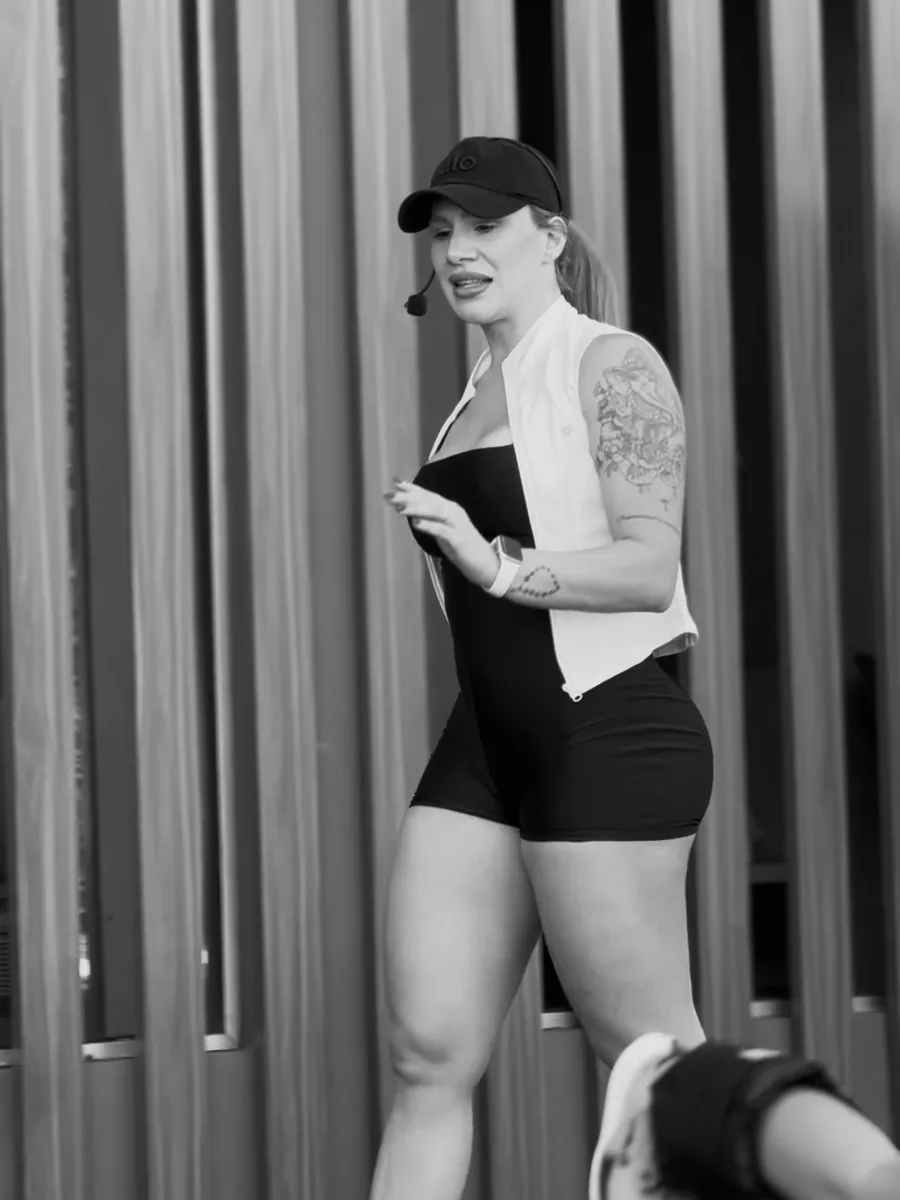 Leticia Araujo em aula em grupo no estúdio