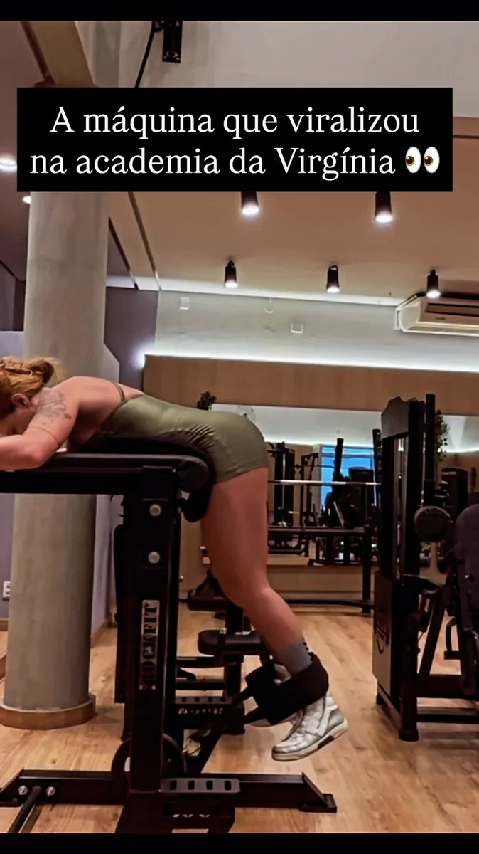 Leticia Araujo demonstrando um exercício em equipamento de academia