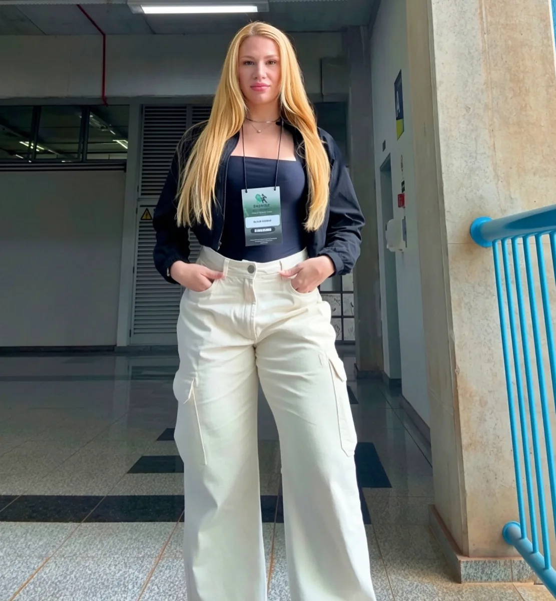 Leticia Araujo em retrato de corpo inteiro